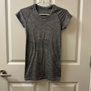 Lululemon - Swiftly Tech Short-Sleeve -
Hip Length - size 4